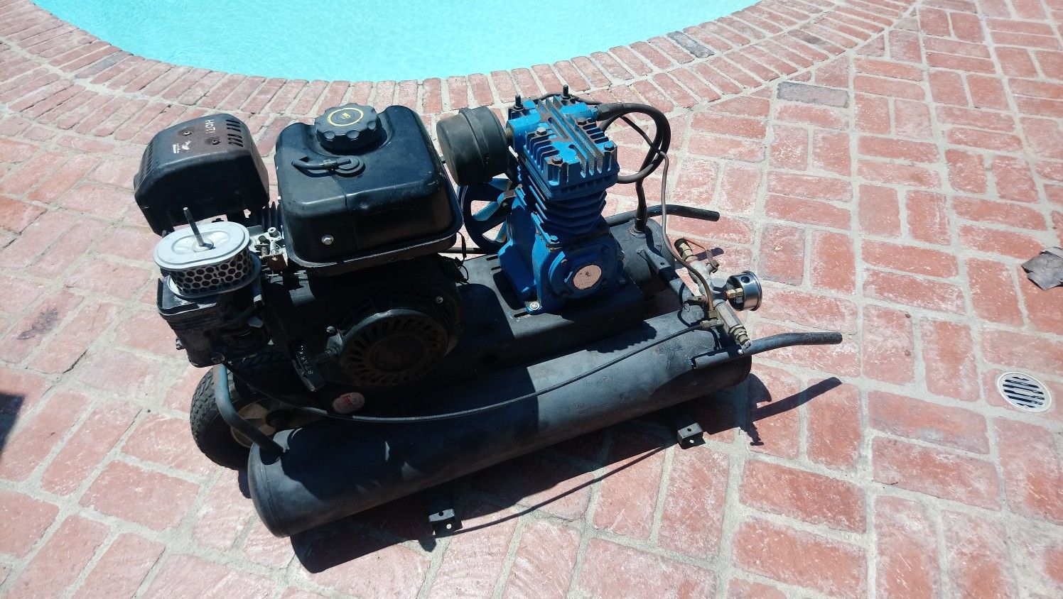 Emglo 8 Gal Twin Tank Gas Powered Air Compressor (Wheelbarrow) for Sale in Brea, CA OfferUp