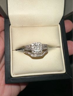 Diamond Halo Engagement Ring and Wedding Band Set