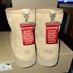 Brand NEW UGG SHORT SIZE 8 WOMENS BOOTS