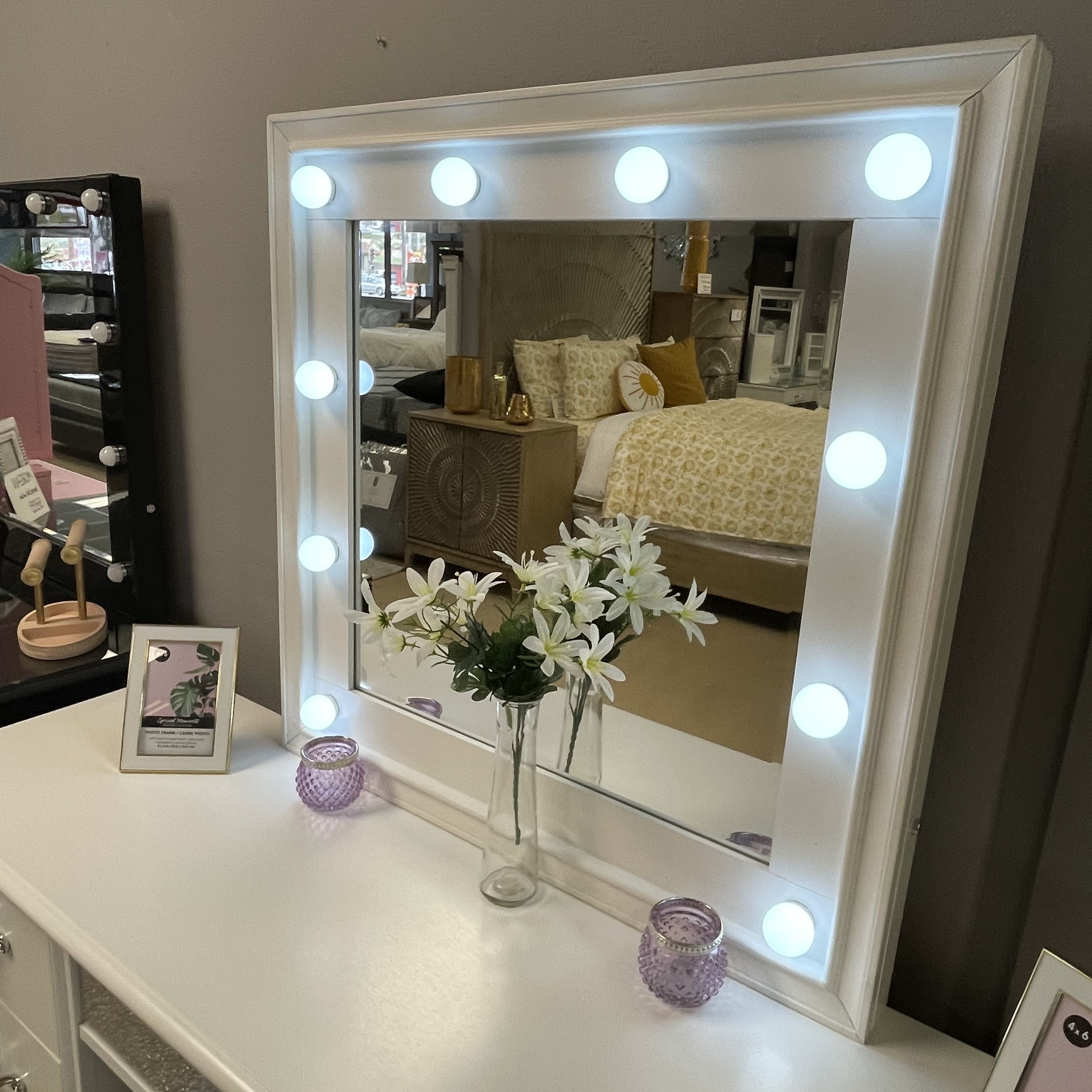 White 7 Drawer Vanity Desk w/ Lighted Mirror / Hollywood style mirror