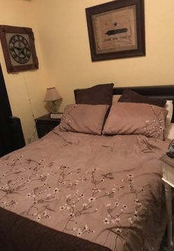 Queen size bed and dresser draw