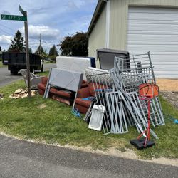  Free stuff in (Renton) at the corner of 123 Avenue Southeast And Southeast 172 Street