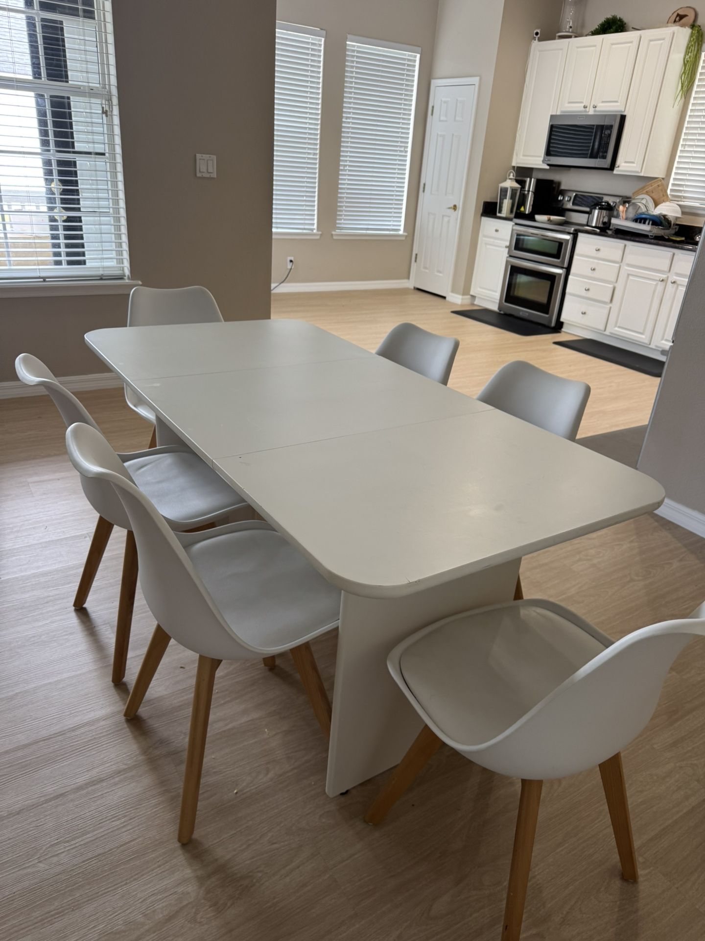 Dining table w 6 Chairs 