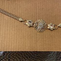 $5 Gold Flower Chain Belt ( New In Package ) Hablo Espanol / I Talk English ( Not Real Gold, It’s A Belt )