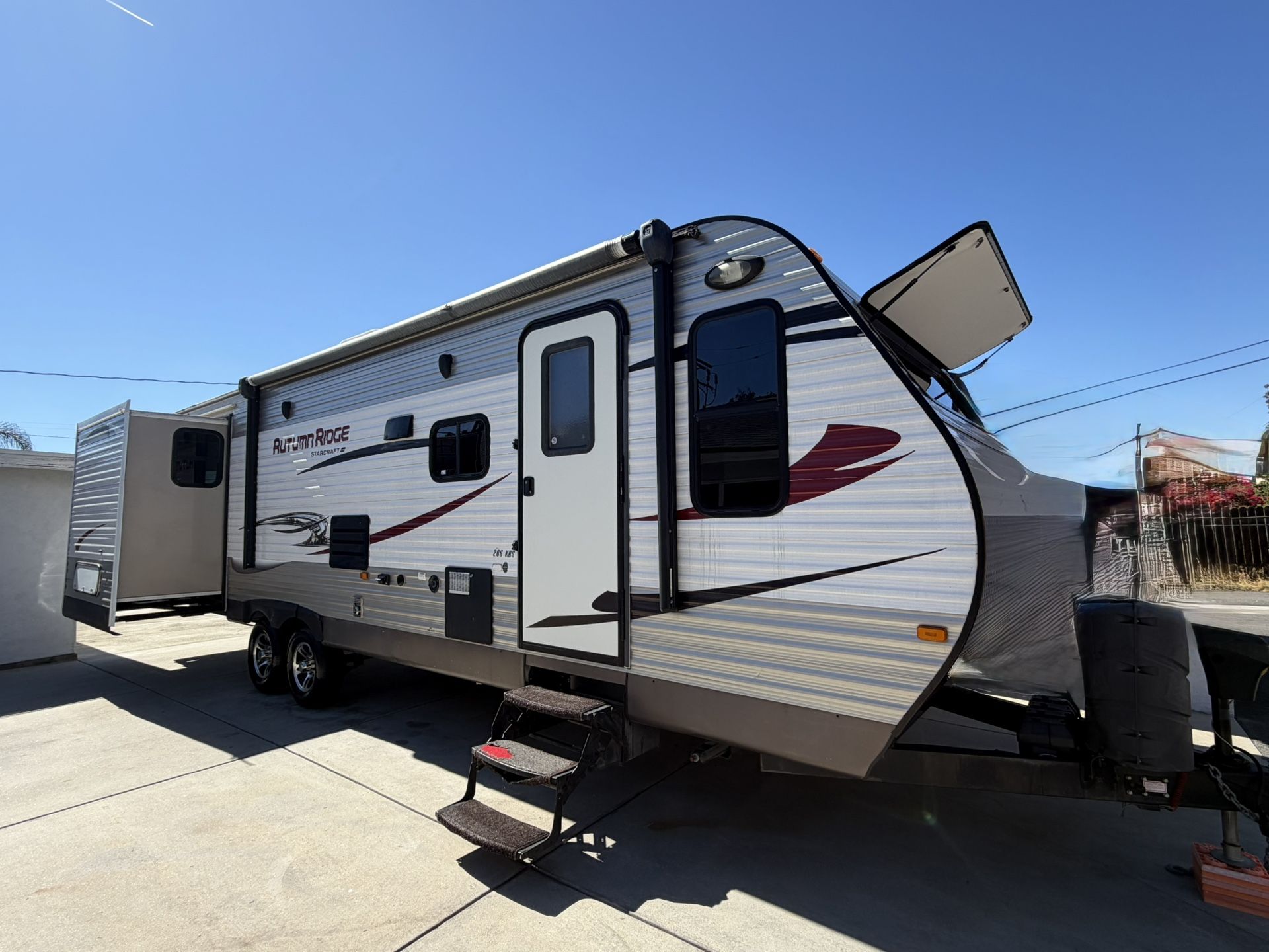 2015 Starcraft Autum Ridge 28 Ft. Travel Trailer W/ 2 Slides
