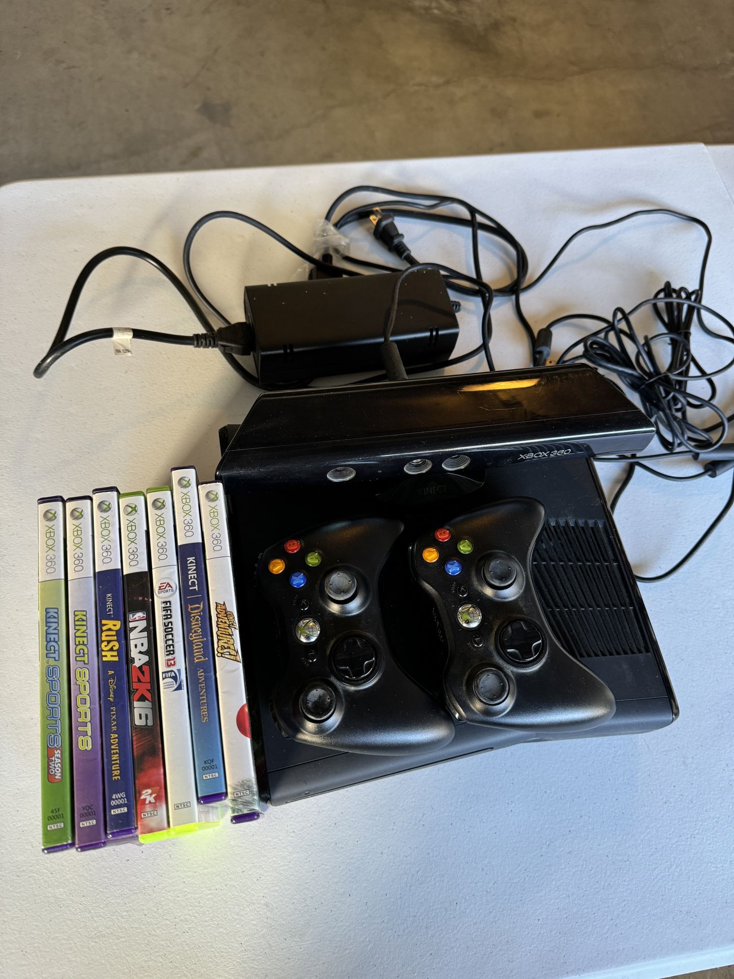 XBox 360 Kinect Bundle With Games 