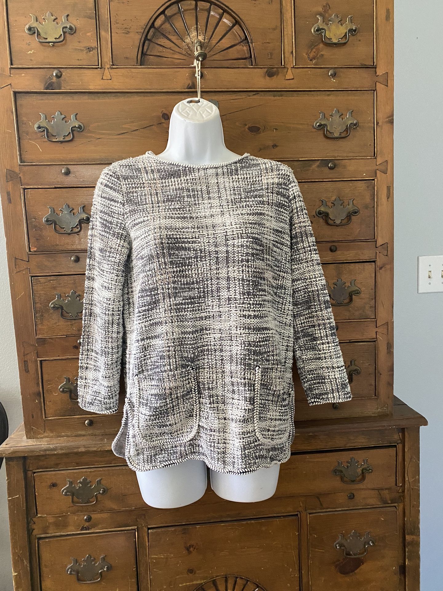 Woman’s Tunic Style Sweater Size XS By Max Studio