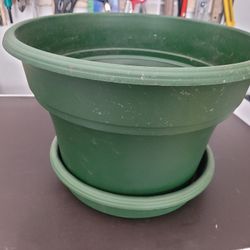 Plastic flower pot