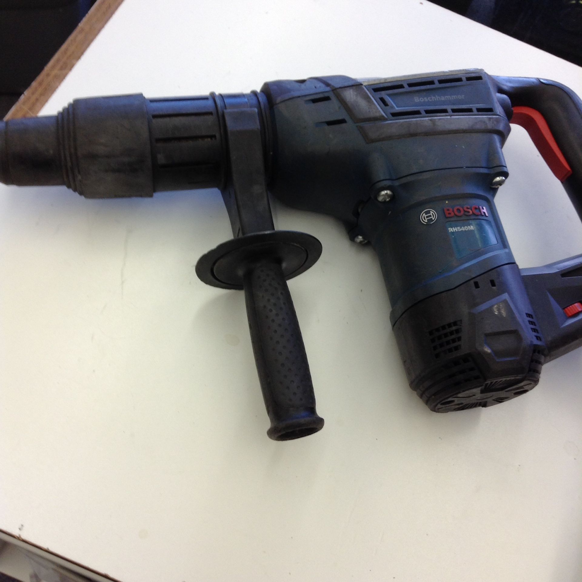 BOSCH RH540M 1-9/16" SDS MAX ROTARY HAMMER DRILL (NO TRADES)