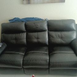 BLACK COUCH RECLINER BOTH SIDES MAKE OFFER $$