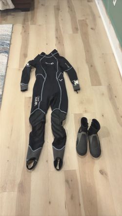 Small size 6 mares  coral wetsuit and pinnacle booties
