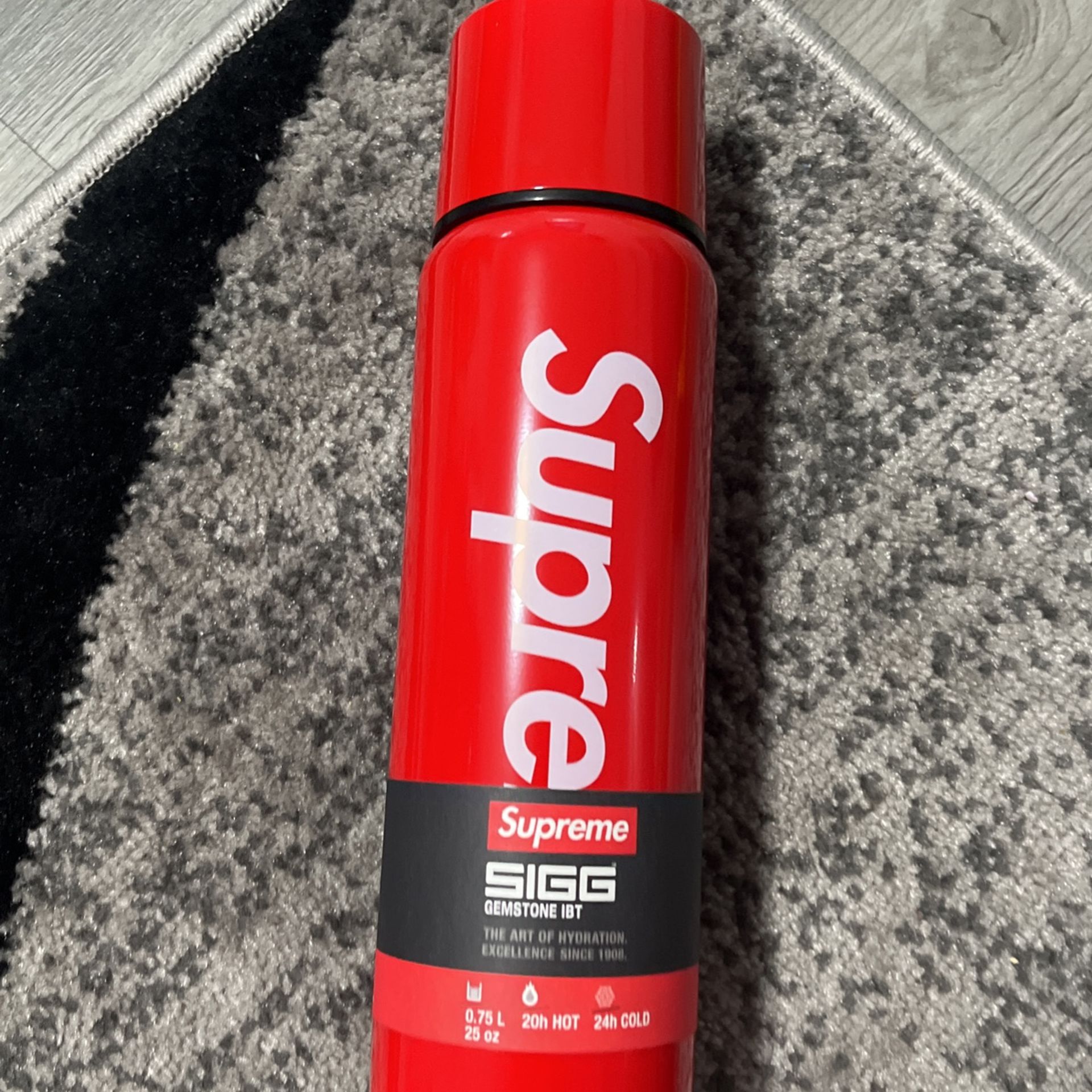Supreme SIGG Vacuum Insulated 0.75L Bottle