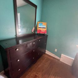 Ashlys Queen Bedroom 5 Pieced Set 