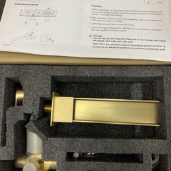 Single Handle Wall Mounted Bathroom Faucet in Brushed Gold