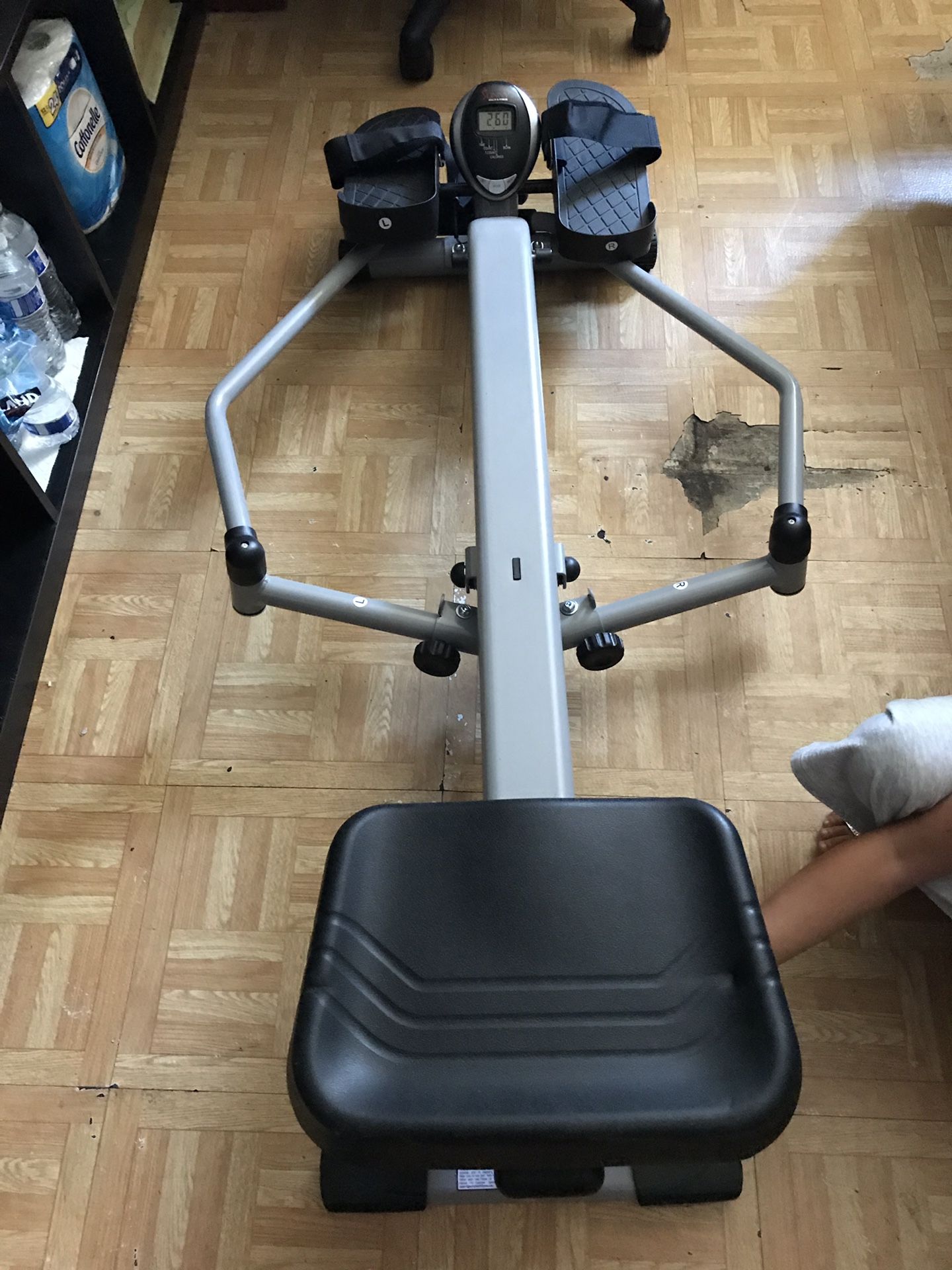 Rowing exercise machine