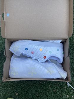 adidas Originals Superstar Hello Kitty