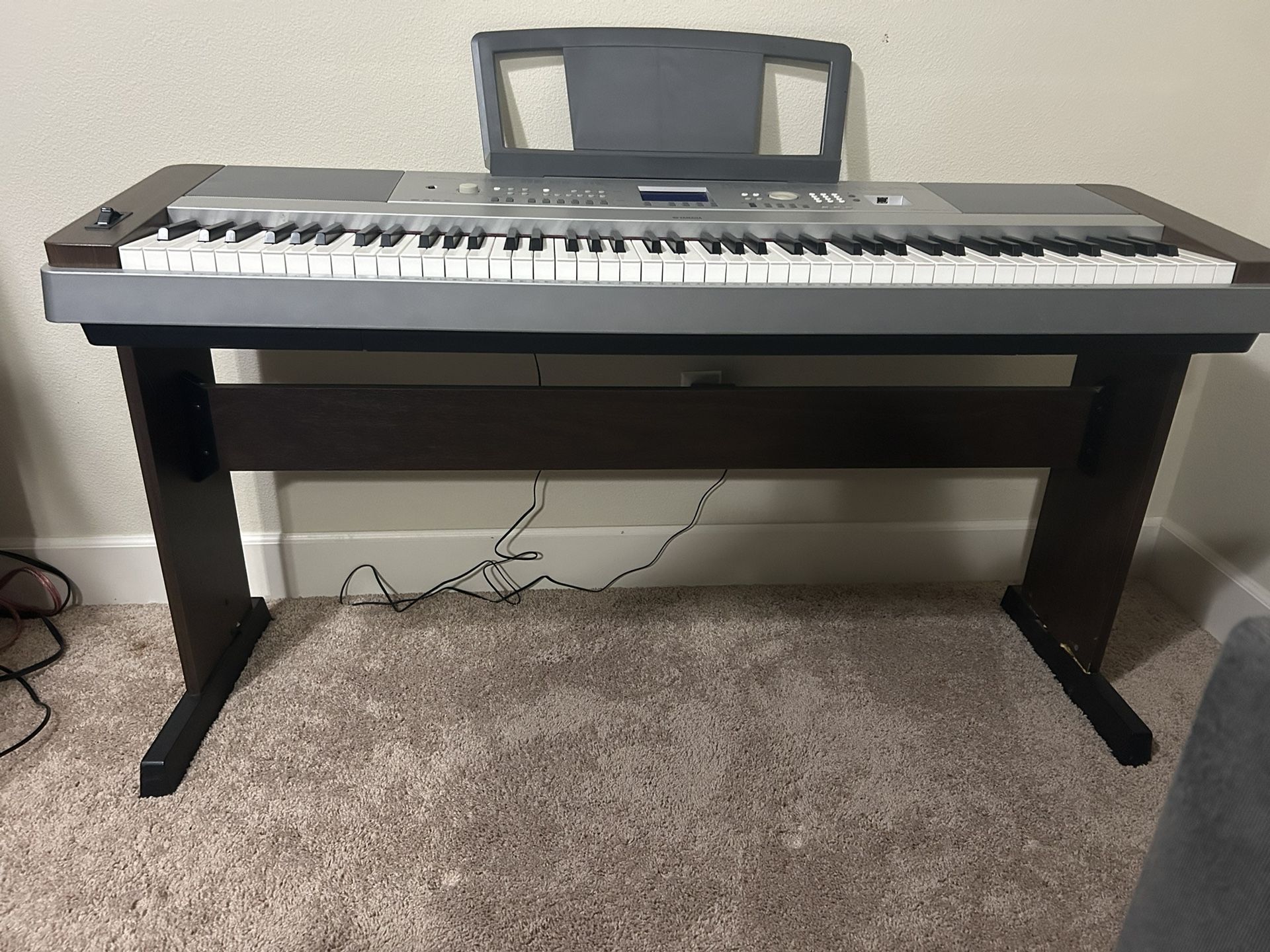 Yamaha DGX 640 Portable grand piano