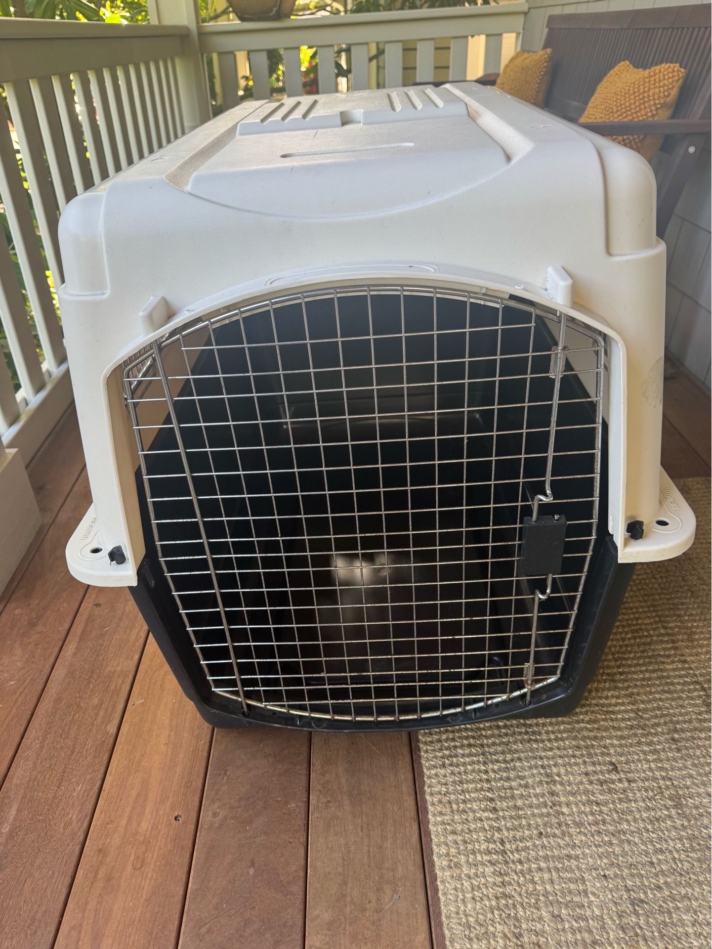 Large dog crate -plastic