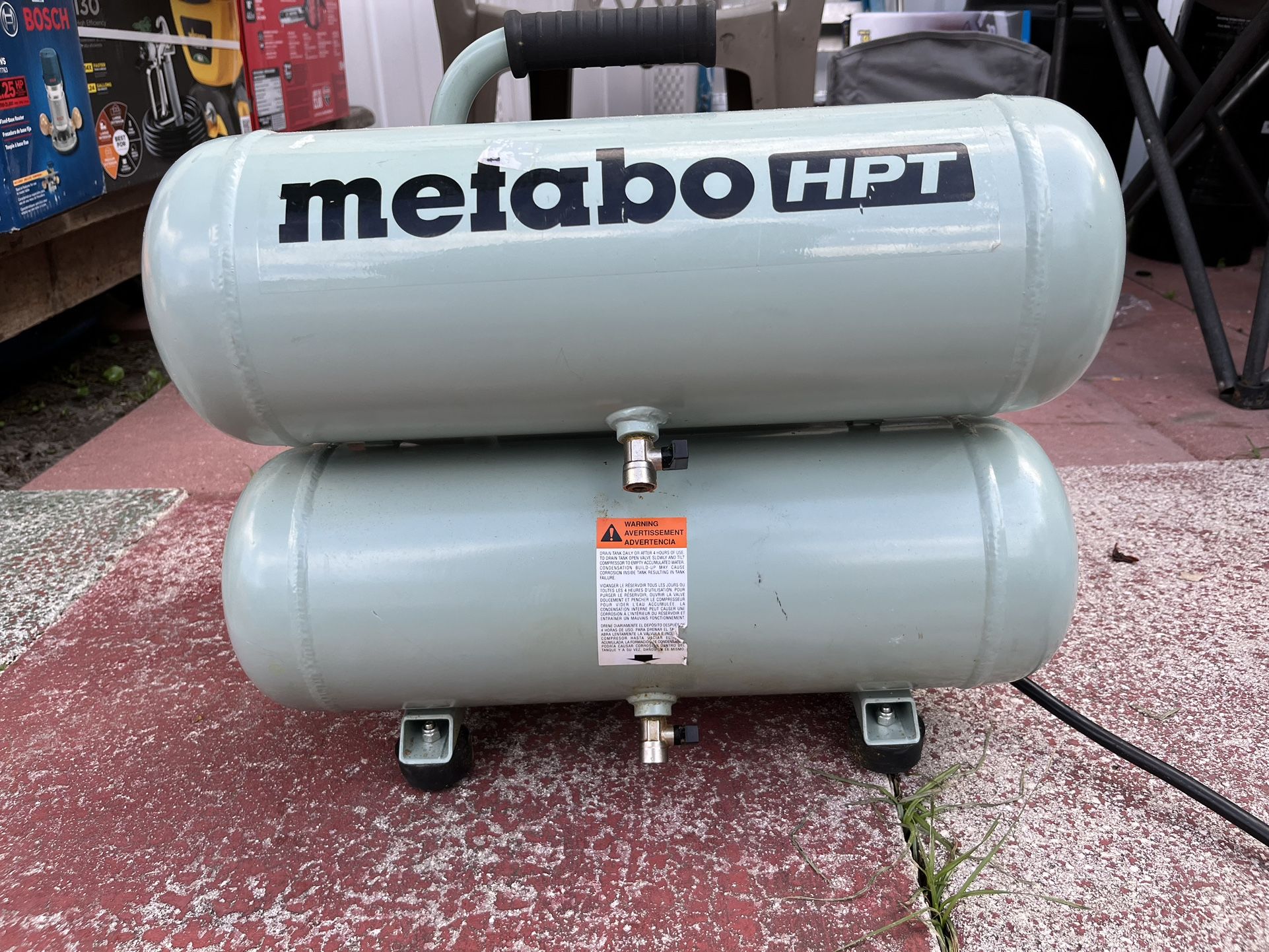 МЕТАВО НРТ 4- Gallons Portable 135 Psi Twin Stack Air Compressor