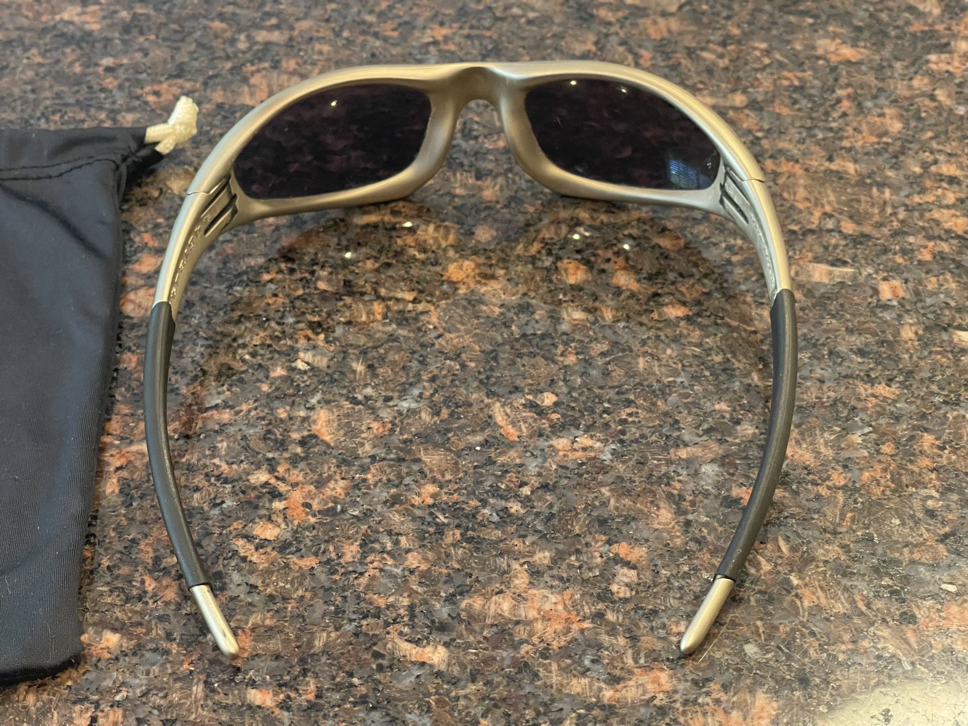 VINTAGE OAKLEY SUNGLASSES STRAIGHT FMJ for Sale in Laguna VINTAGE OAKLEY SUNGLASSES STRAIGHT FMJ for Sale in Laguna