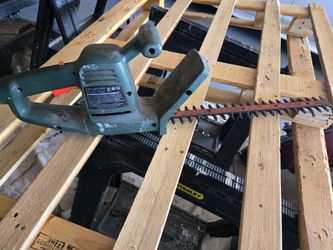 Electric hedge trimmer
