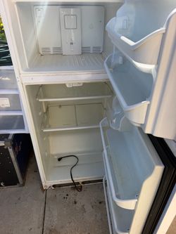 Free refrigerator works great pick up in less then hr please