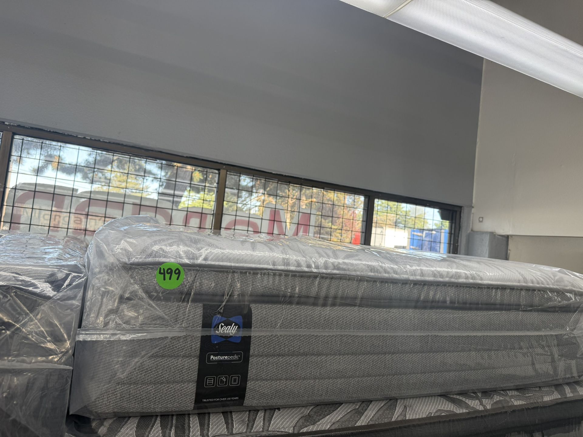 QUEEN SIZE SEALY PILLOW TOP MATTRESS & BOX SPRING BED SET
