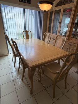 Solid Wood Extendable Dining Table – Great Condition (chairs not included)