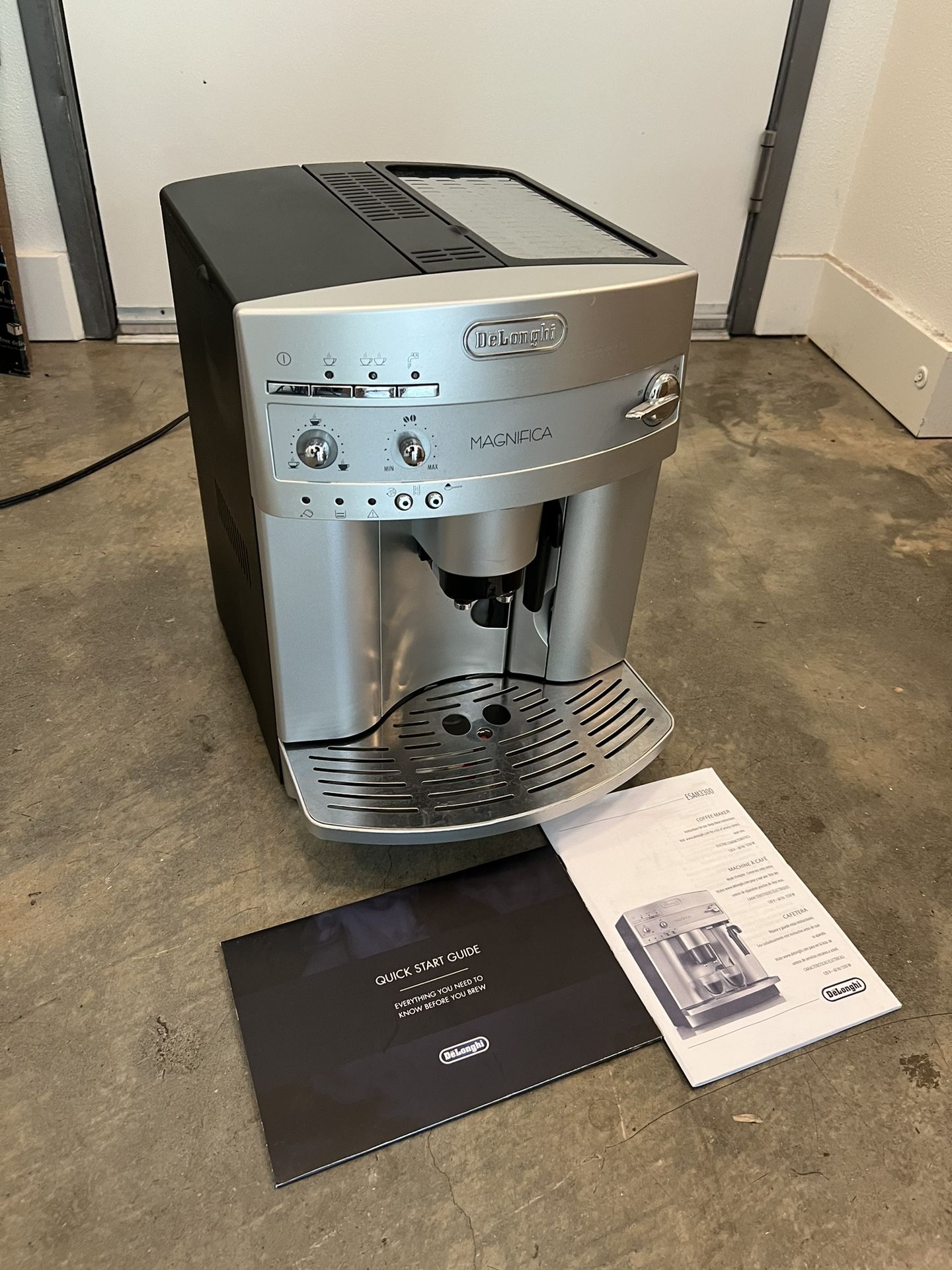 Delonghi Magnifica Super-automatic Espresso Machine ESAM 3300