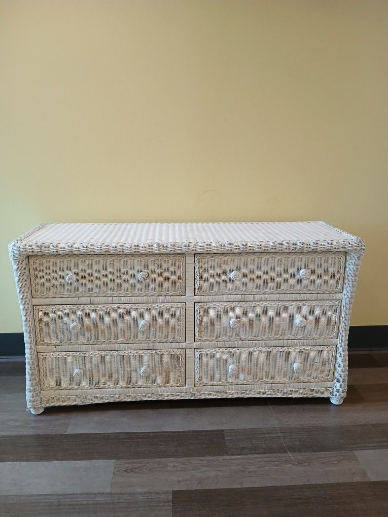 Wicker Dresser 6 Drawers With Wheeled Rails Plus Extras In Great Condition