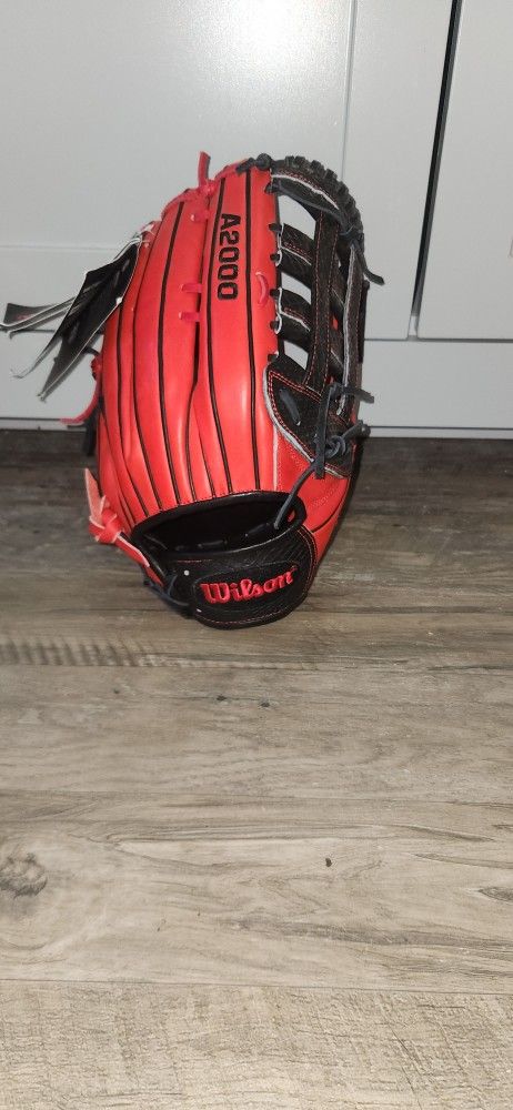 2022 wilson A2000 13.5" Softball glove
