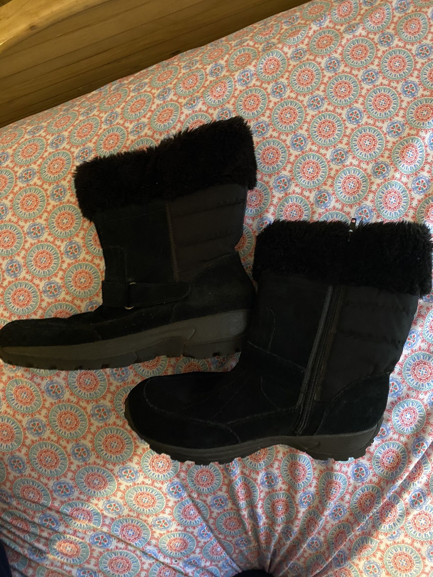 Woman’s outside snow boots (size 8 )