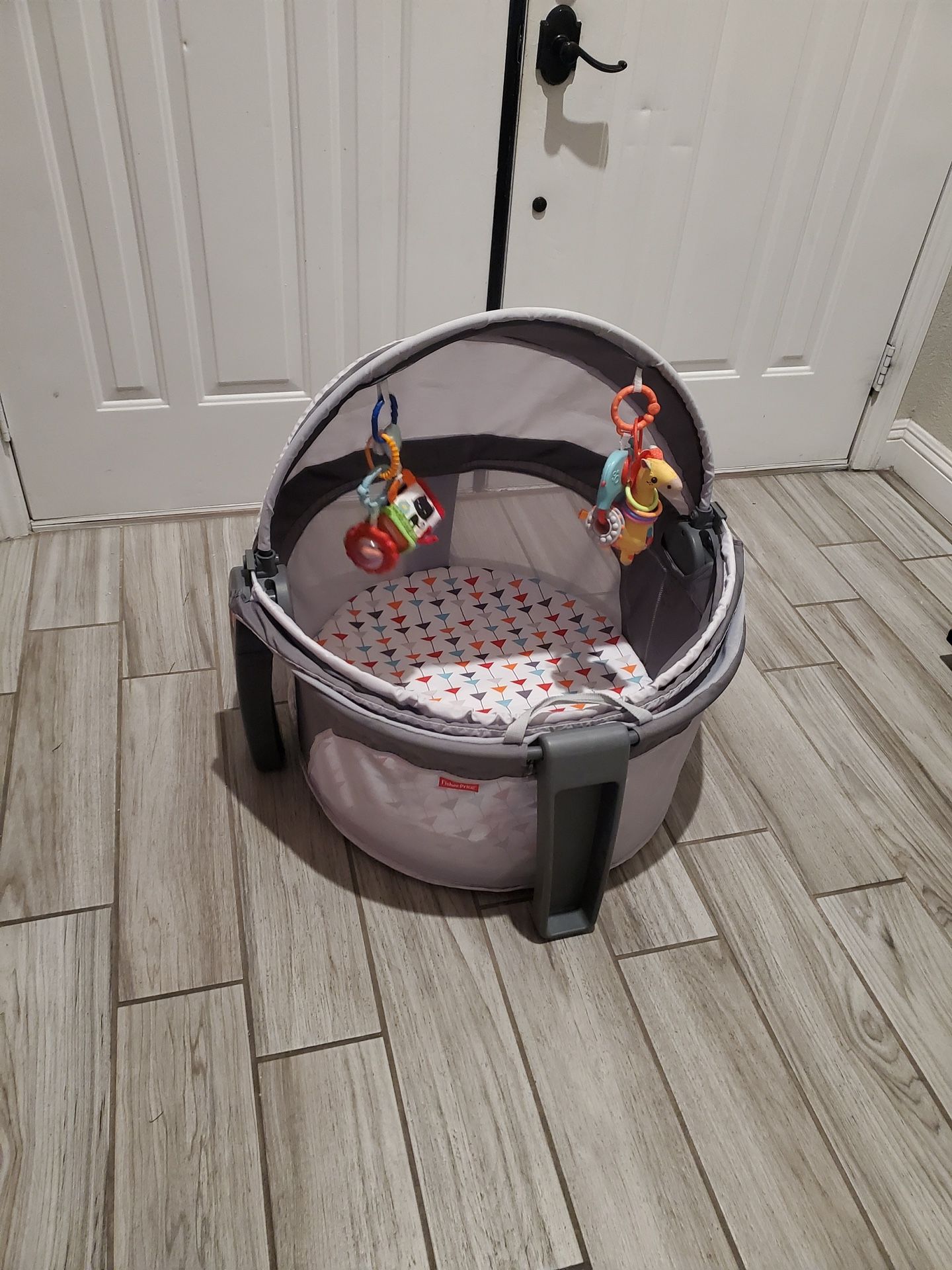 Fisher-Price Bassinet On-The-Go Infant Dome Portable Bassinet and Play Space with Toys, Rosy Windmill, Unisex