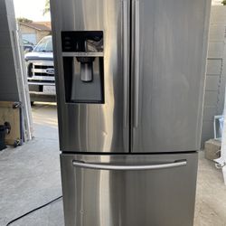 Samsung beautiful stainless steel refrigerator French door everything works perfectly first come first served 