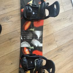 Women’s Burton Deja Vu Snowboard Size 146 And Lexa Bindings 