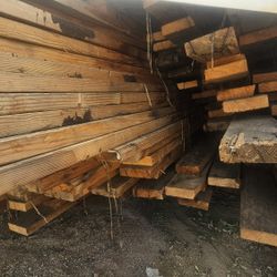 RECLAIMED REDWOOD LUMBER PLANKS