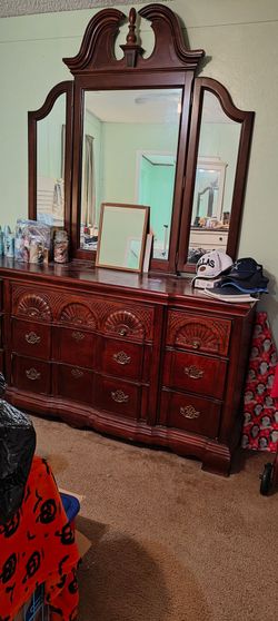 Dresser set