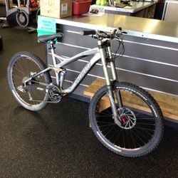 Specalized Enduro Mountain Bike 27 Speed Medium Size Frame 26” Tires 