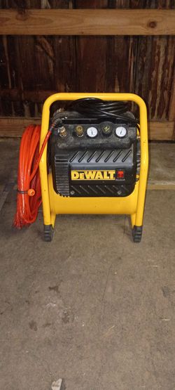 DEWALT 2.5 Gal. Portable Electric Heavy Duty 200 PSI Quiet Air Compressor