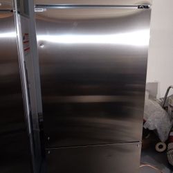 BRAND NEW GE BUILT-IN  36 INCH MONOGRAM. 