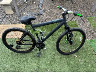 Jenesis mountain bike look at the pictures closely still good no flats ready to write