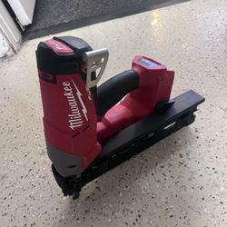 Milwaukee 16 Gauge Finish Nailer 
