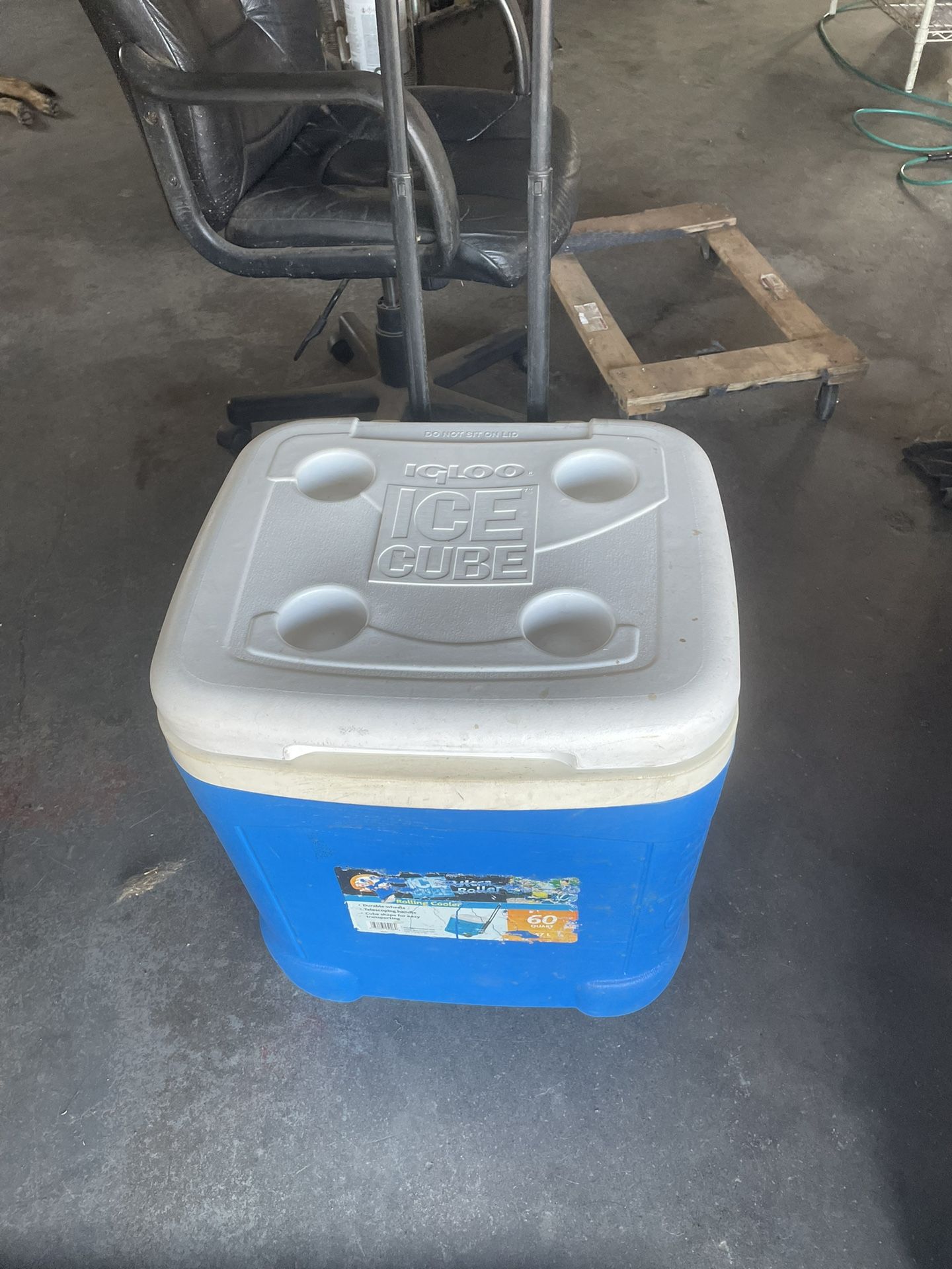 60 Quarts Igloo Cooler on Wheels