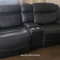 500  / High-End Power Reclining Loveseat – Leather, USB Ports, Wireless Charger