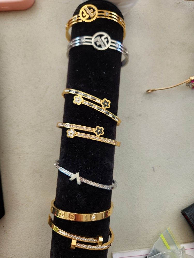 Bracelets 
