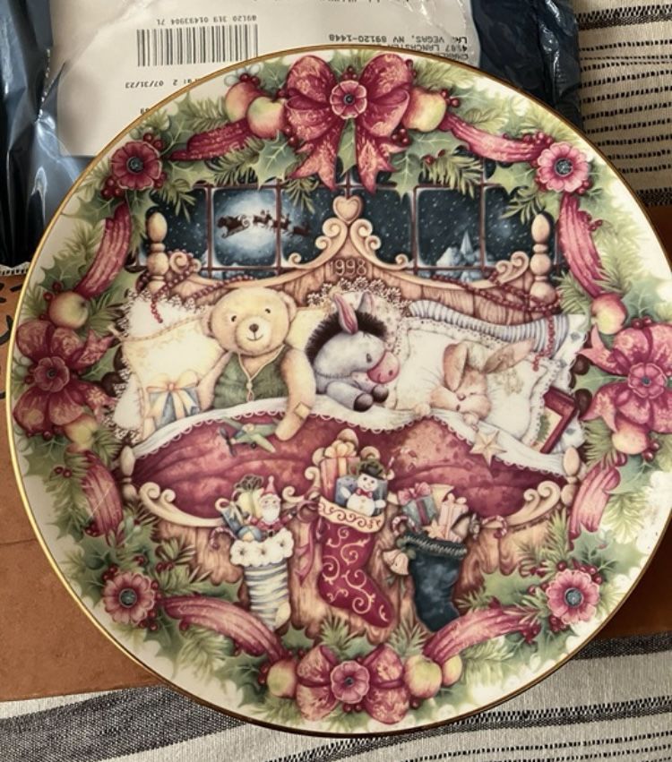 Royal Doulton -1998 "Christmas Night" 8 1/4"Plate -Pin #216-by Jane Janes-