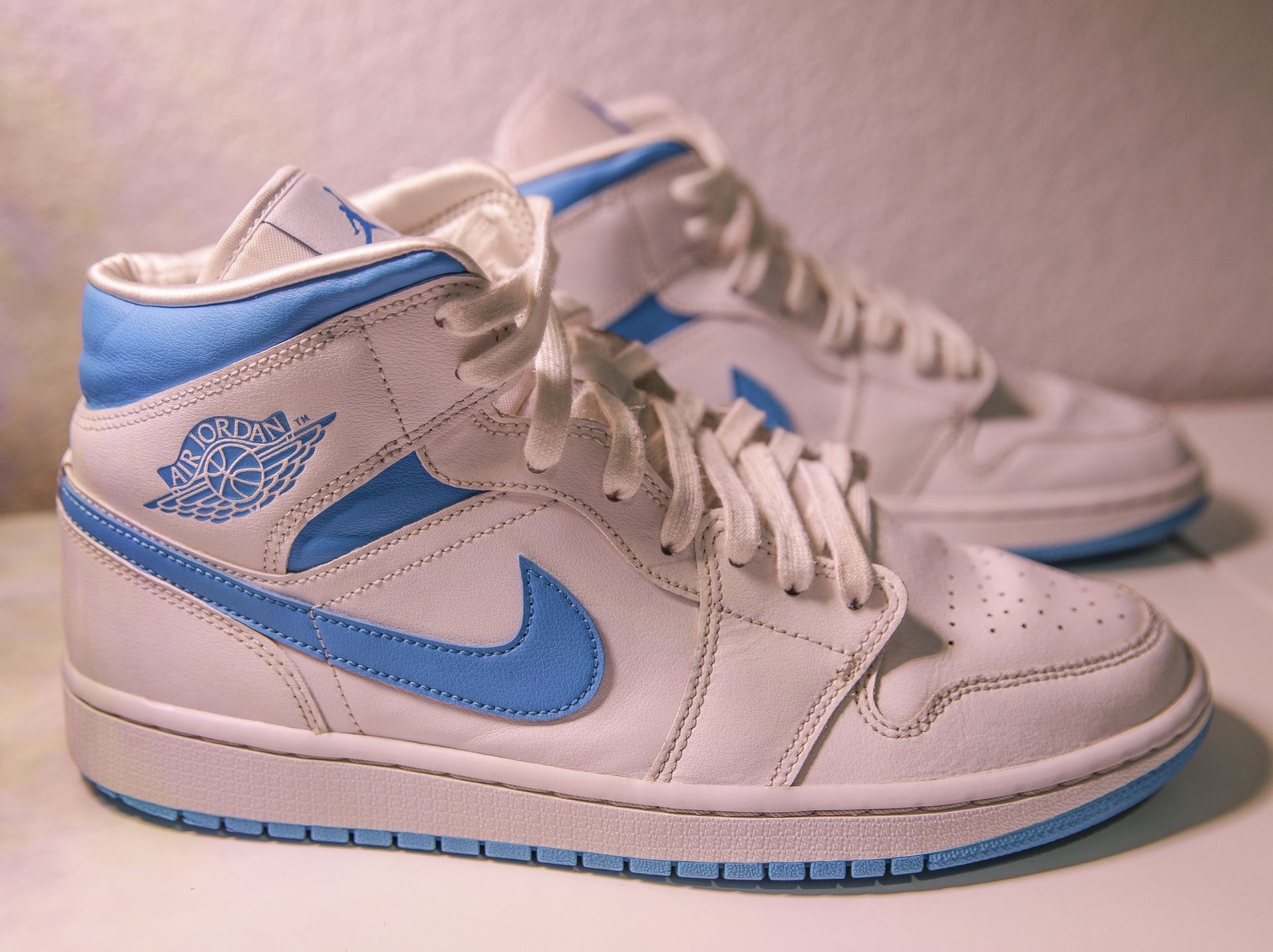 Nike Air Jordan 1 Mid UNC Women's size 11 BQ6472-114
