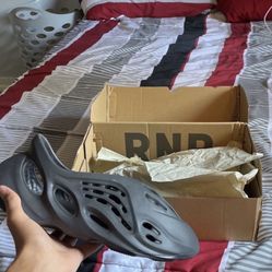 Foam Runners Onyx Size 11