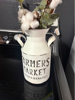 Farmhouse kitchen decor in good condition