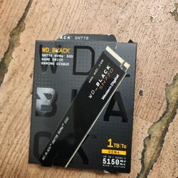Western Digital WD_BLACK SN770 M.2 2280 1TB PCIe Gen4 16GT/s, up to 4 Lanes Internal Solid State Drive (SSD) WDS100T3X0E
